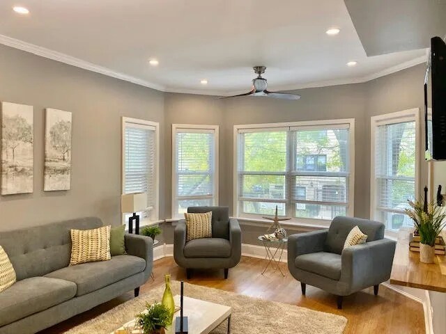 Living Room - 6040 N Kenmore Ave