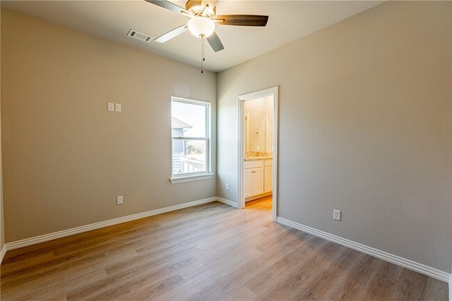 Building Photo - 1406 SW Casuarina Dr