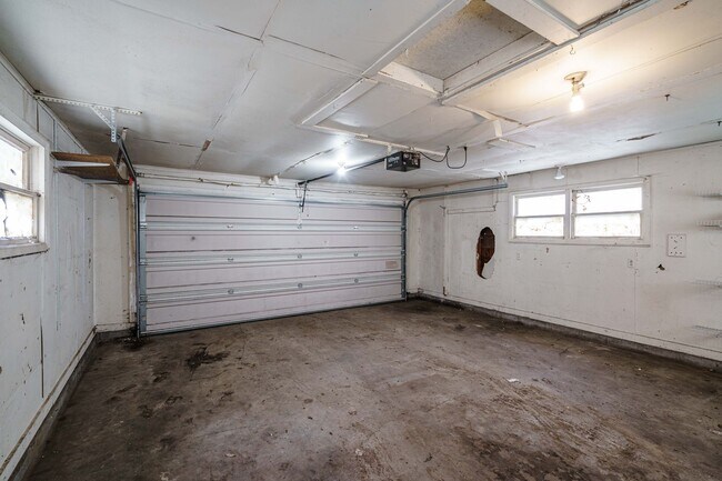 Building Photo - 1 Bedroom 1 Bath with Detached Garage