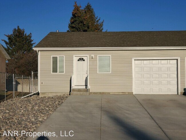 Primary Photo - 4 br, 2 bath House - 3958 Cobble