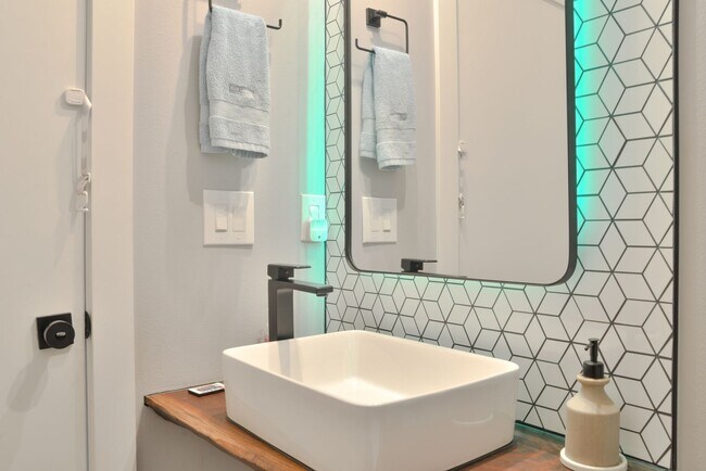 Building Photo - Modern 3 bed/ 2.5 bath townhome in Ballard!