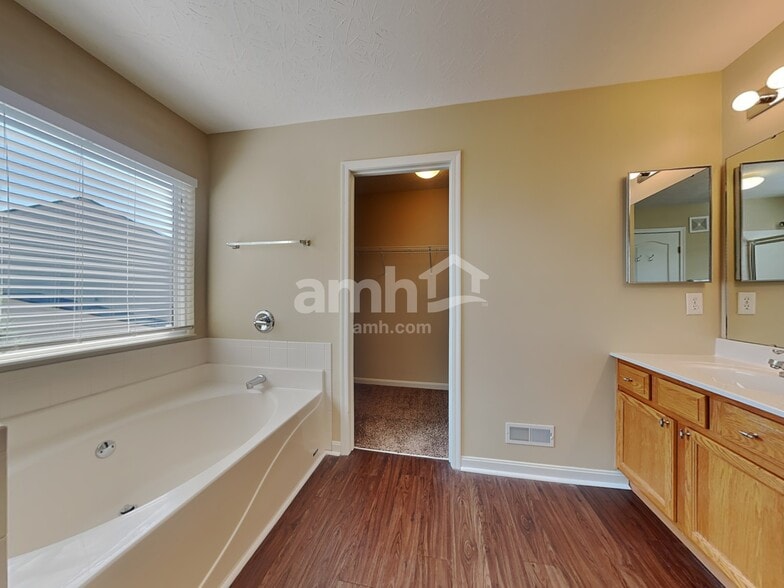 Building Photo - 6259 Castle Oak Dr