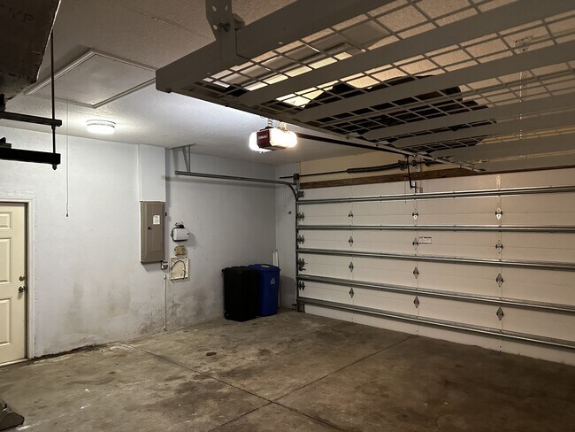 Building Photo - 5891 Trumpet St