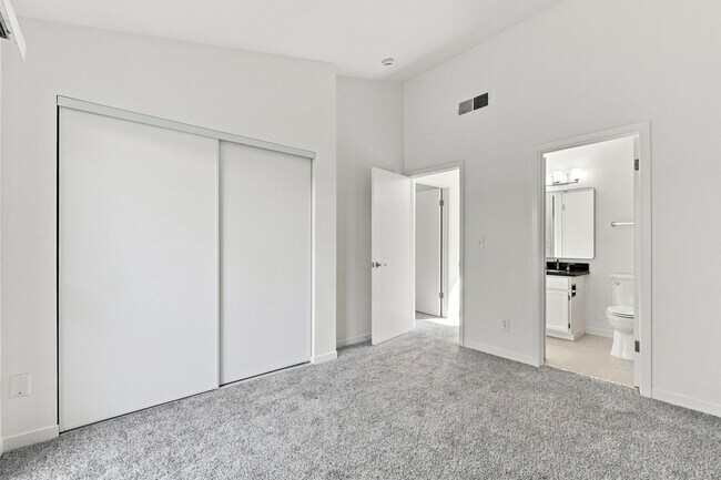 Building Photo - 320 Grapevine Pl