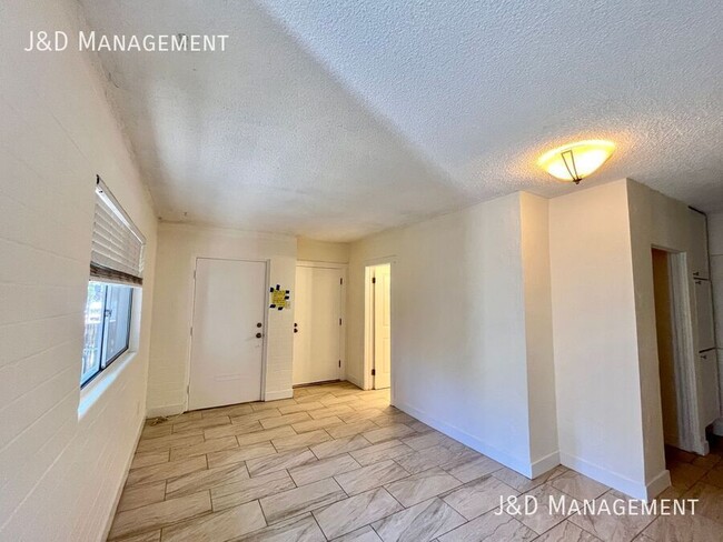 Building Photo - MARCH MOVE_IN Special!!Cozy Apartment in A...