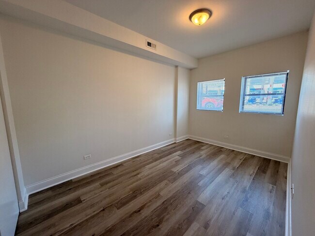 Building Photo - 2803 W Lawrence Ave