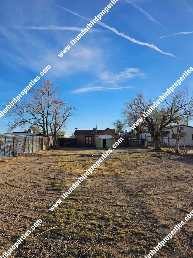 Building Photo - 2 bedrooms, 1 bath in North Valley