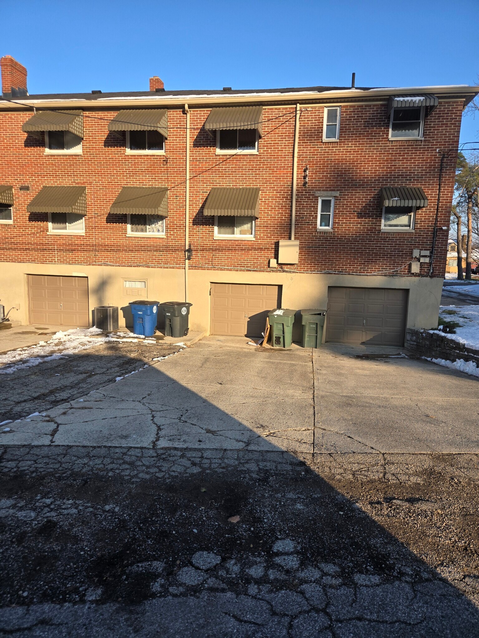 Building Photo - 1043 Broadview Blvd S