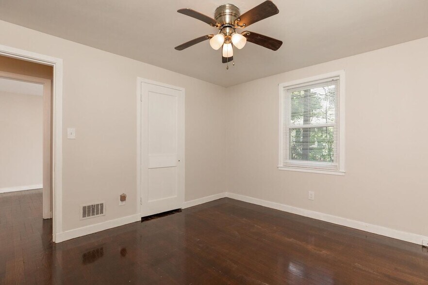 Building Photo - 400 Colonial Dr