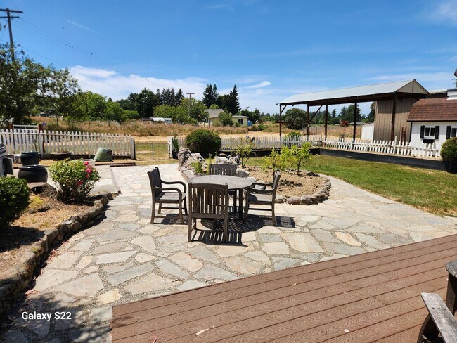 Building Photo - Beautiful home in a private country setting - Lots of light, Great Location.