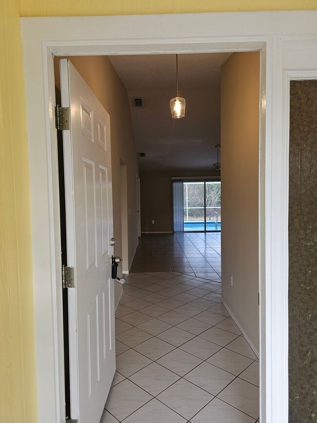 Building Photo - Move In Ready