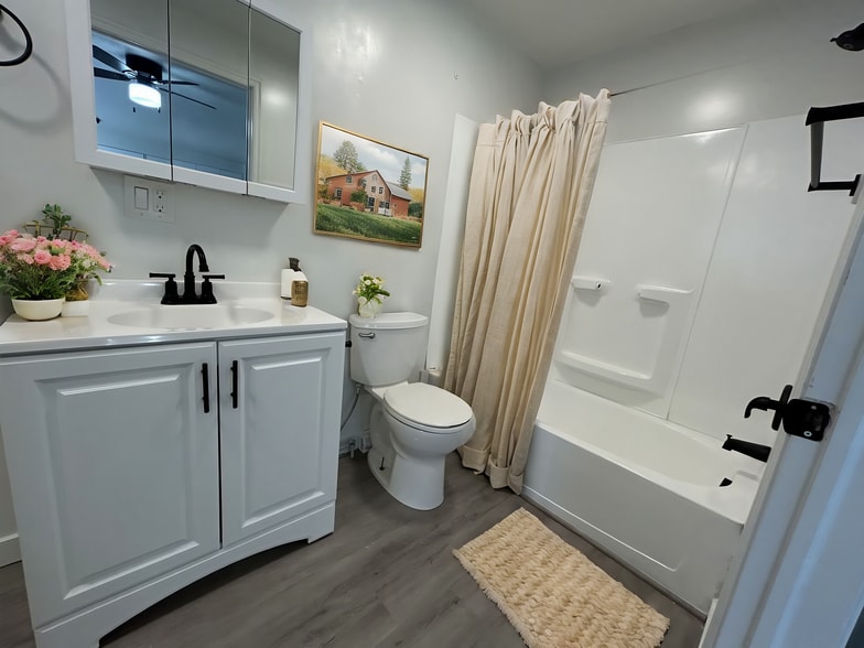 Building Photo - 951 N Redwood Rd