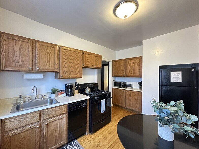 Building Photo - 1911 W Larchmont Ave