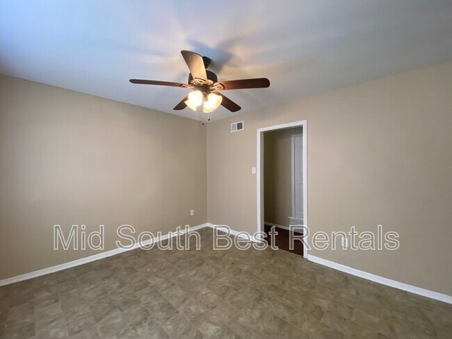 Building Photo - 3988 Oakshire St