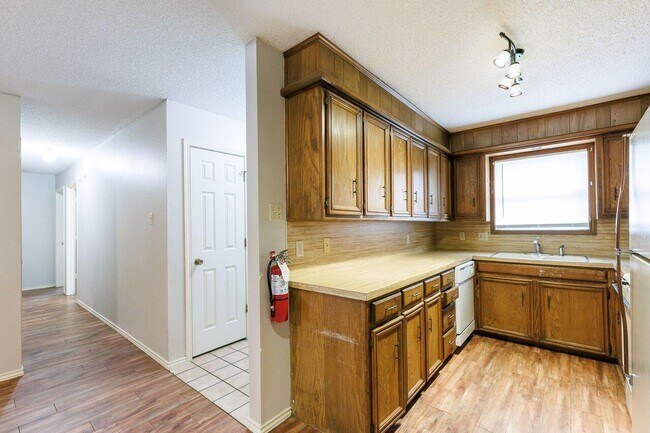 Building Photo - 6411 York Dr