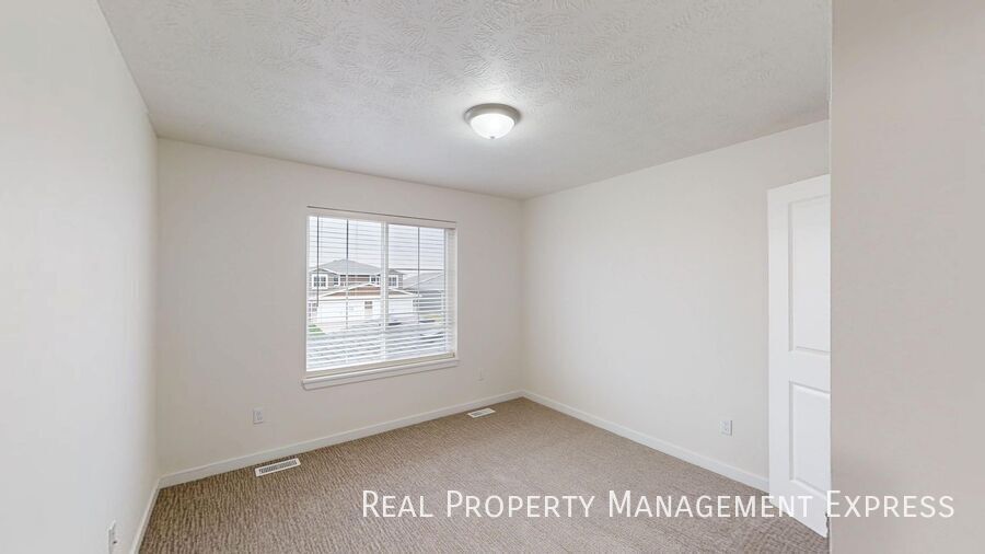 Building Photo - Charming 2-bedroom, 1.5-bathroom townhome