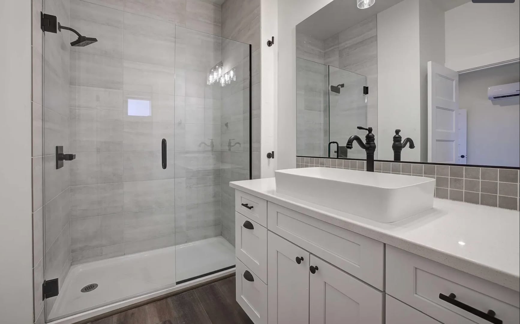 Master Bath - 1020 N Bluebird St