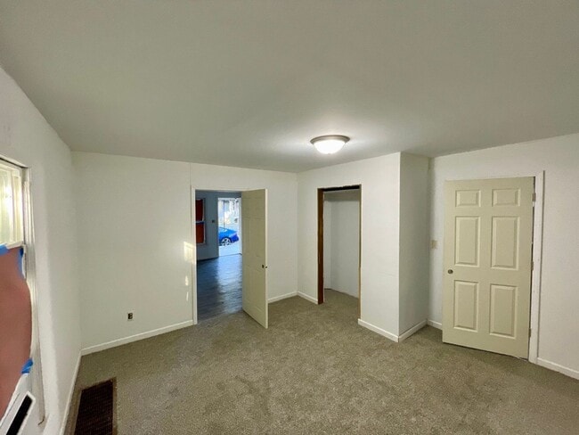 Building Photo - 2 Bedroom 1 Bath with All New Interior