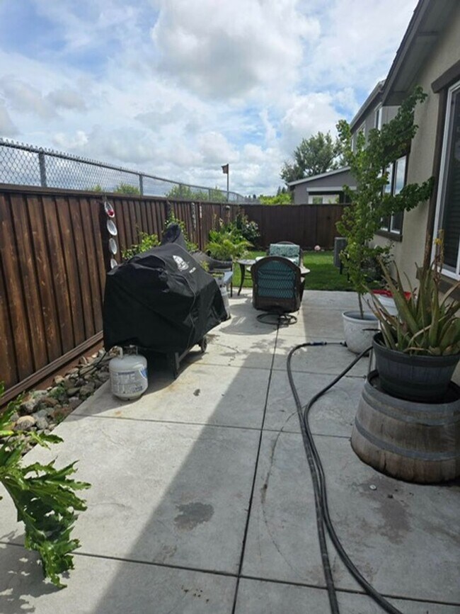 Building Photo - 3 Bed + Bonus Room/2.5 Bath - Solar – Near SSU