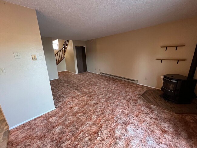 Building Photo - 3 Bedroom, 1.5 Bath Townhome W/ Attached S...