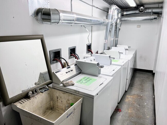 Building Photo - 2041 W North Ave