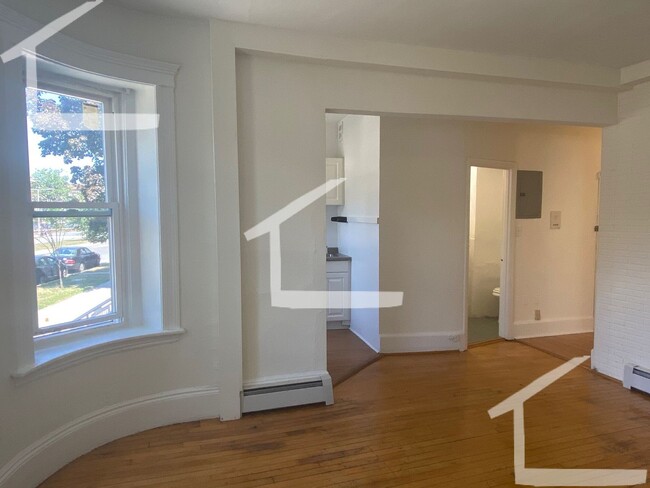 Building Photo - 8/1 Sunny, spacious 2BR right on Green Line!