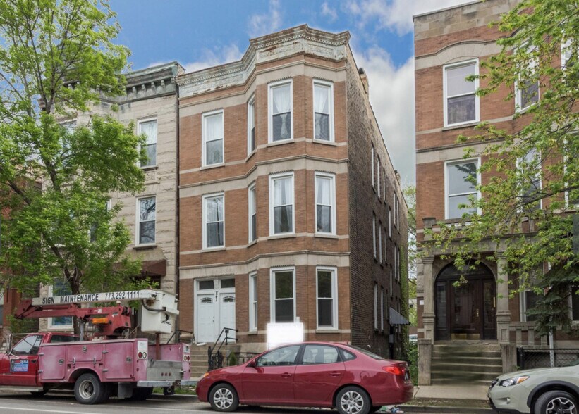 Building - 841 N Damen Ave