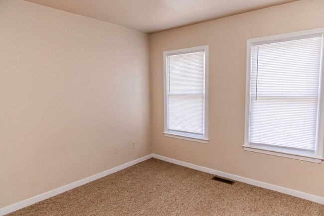 Building Photo - 3 Bedroom 2 Bath End Unit!