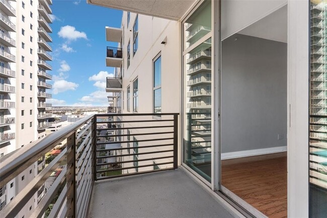 Building Photo - 1120 E Kennedy Blvd