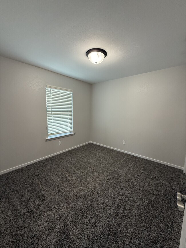 Building Photo - 1099 Sky River St