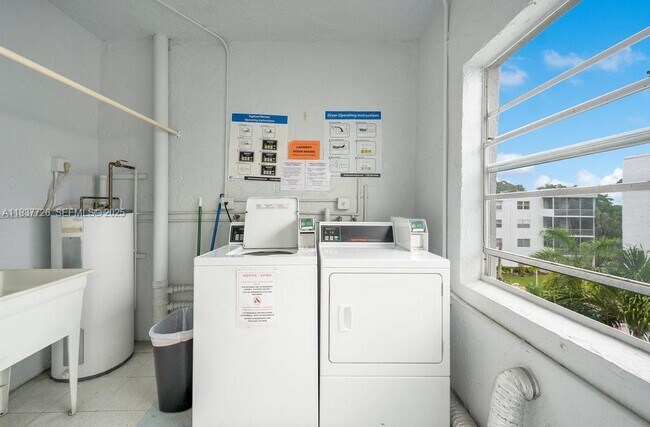 Building Photo - 2998 Sunrise Lakes Dr E