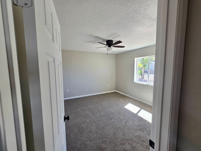 Building Photo - ***NEW*** 3-bedroom, 2-bath home in Albuquerque with all the modren finishes!