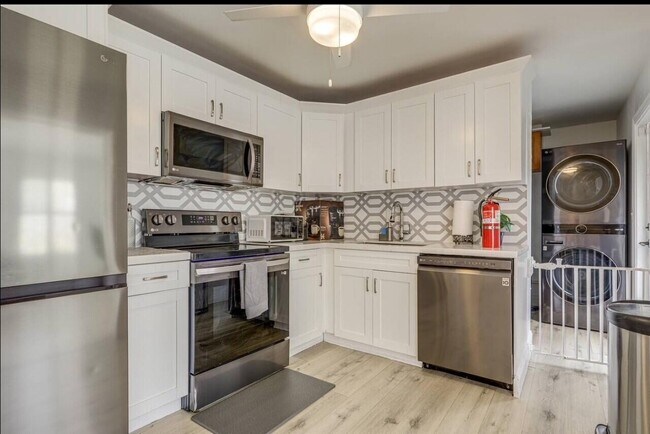 Building Photo - 4295 Crestdale St