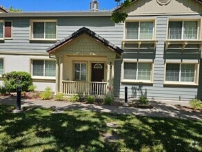 Building Photo - Split Level 4 Bedroom  2.5 Bath Town Home