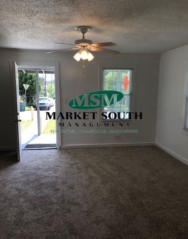 Building Photo - NEWLY RENOVATED 2 BEDROOM HOME IN GARDEN CITY