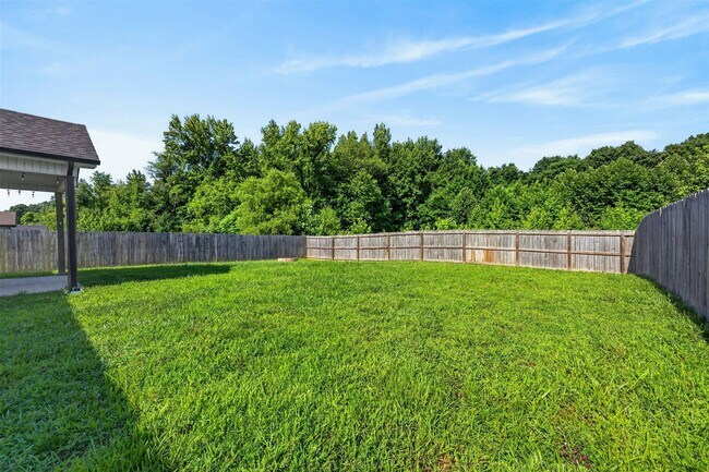 Building Photo - Pet Friendly Three Bedroom!