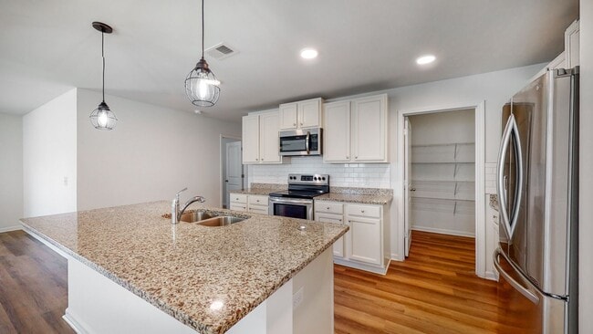 Building Photo - 5 Bedrooms, 3 Bathrooms in Richmond Hill P...