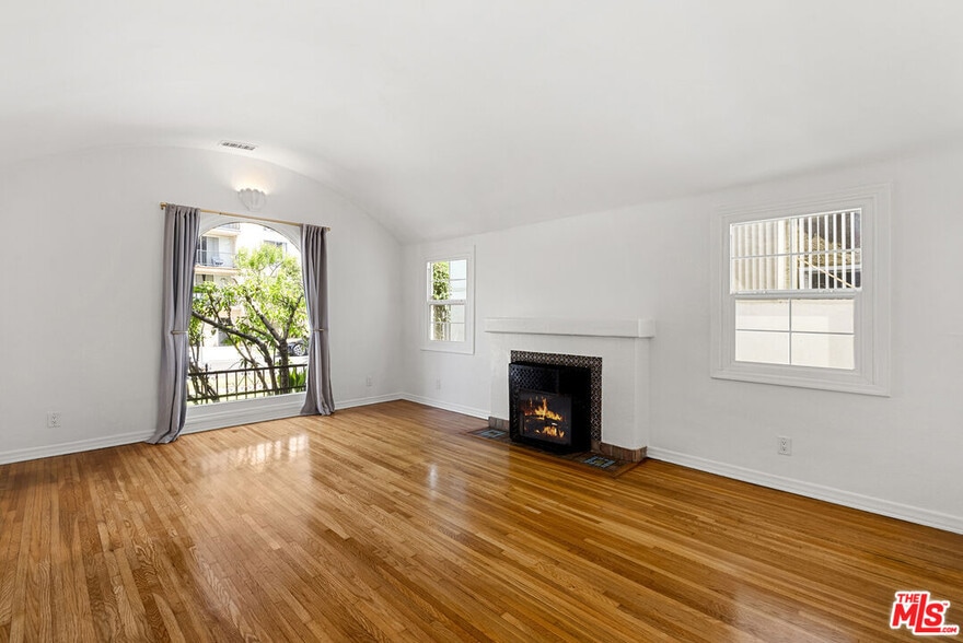 Building Photo - 515 N Kings Rd