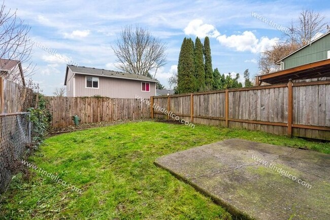 Building Photo - 3 Bedroom Home with New LVP, Fenced Yard & Attached Garage located on Cul-De-Sac!