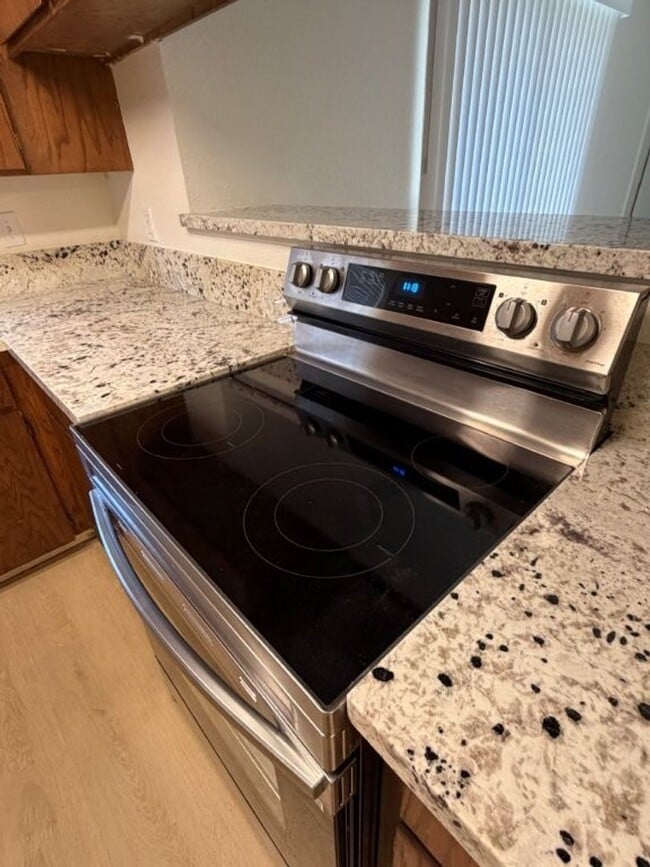 Building Photo - Beautifully Remodeled 3 Bed / 2 Bath Duplex – Walk to Downtown!