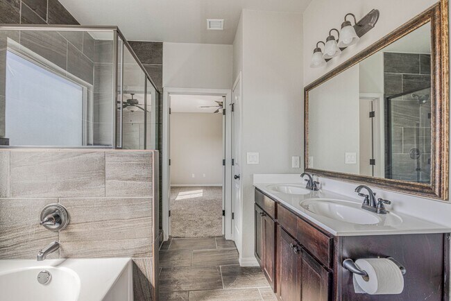 Building Photo - Beautiful East side House with 3 beds-2.5 ...