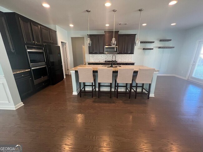 Building Photo - 165 Craines View