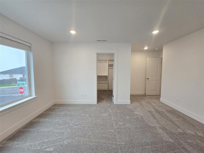 Building Photo - 1 MONTH FREE WHEN YOU SIGN A 15 MONTH LEASE! BRAND NEW TOWNHOME IN THE DESIRABLE SOUTHRIDGE AREA!