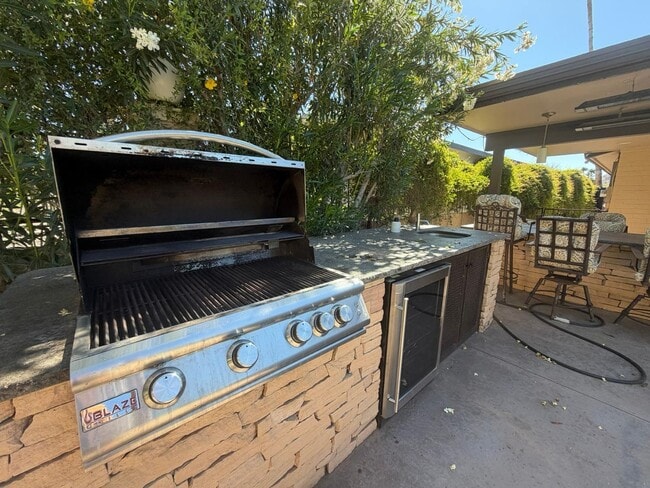 Building Photo - 9225 N Arroya Vista Dr W