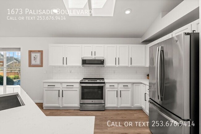 Building Photo - 1673 Palisade Blvd