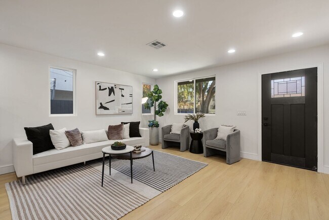Building Photo - 2706 Cochran Ave
