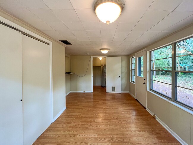 Building Photo - 3/2 Pet Friendly Home Close to Campus Avai...