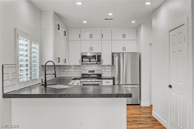 Building Photo - 10544 Allthorn Ave