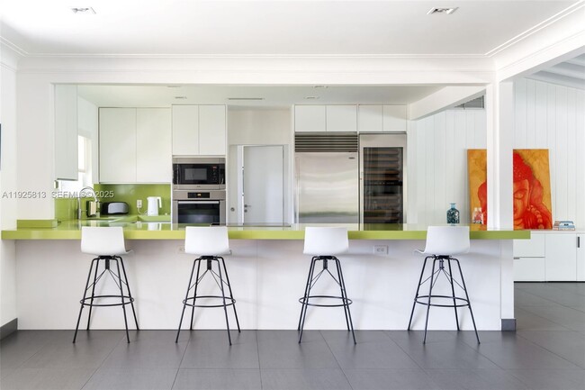 Building Photo - 501 NE 51st St