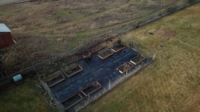 Building Photo - Spacious 4BR, 2.5BA home on 1.3 acres in Orchard Homes